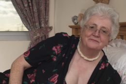 A 73 anni il corpo come scelta: il caso Caroline Vee e la libert&agrave; che disturba