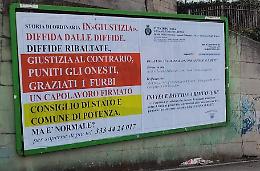 A Potenza esplode la protesta sui muri della citt&agrave;, nel mirino una vicenda amministrativa sugli impianti pubblicitari: &laquo;Giustizia al contrario, puniti gli onesti&raquo;