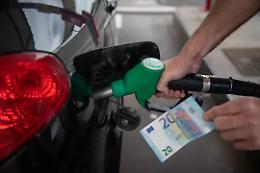 Carburanti, resta il nodo accise: il governo valuter&agrave; a fine aprile