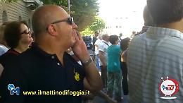 Fischi e insulti dei grillini a Emiliano: «Buffone, buffone»