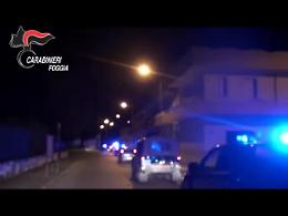 Cerignola si sveglia con i lampeggianti dei carabinieri: le immagini 