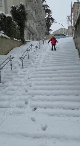 Potenza, la grande nevicata invita a sciare in città