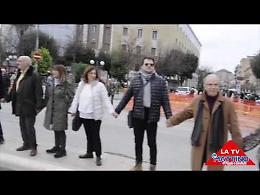 Foggia, un girotondo per dire no al recinto dei cordoli in Piazza Cavour