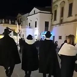 Contro Salvini tre giovani zampognari di Vasto suonano "Bandiera rossa"