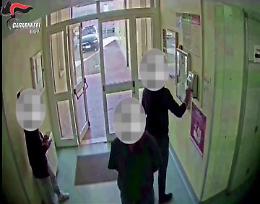 13 arresti e altri 33 indagati per assenteismo all'ospedale di Monopoli