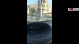 Nudo a spasso nel centro di Roma, sfidando Coronavirus e restrizioni governative