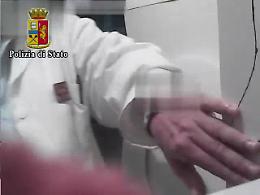 Potenza, sospeso farmacista che filmava giovani clienti indotte ad autoerotismo contro gravidanze indesiderate 