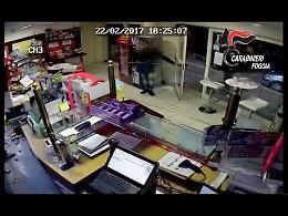 Ecco il video choc della rapina alla tabaccheria di Via Guareschi