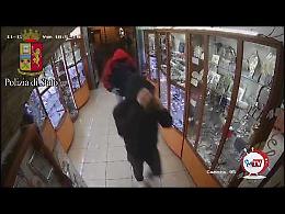 La Polizia acciuffa i giovani sanseveresi che assaltarono la gioielleria Scafetta di Vasto