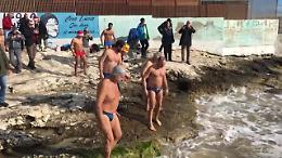Un Capodanno a tuffo nel mare di Manfredonia