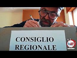 Zio Vito veste i panni di Mollica, il presidente del Consiglio regionale di Basilicata che si vota due volte: tutto da ridere