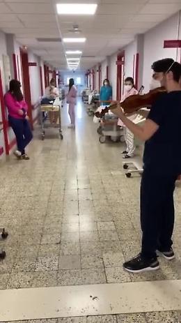 La ninna nanna per i neonati di Bari dal medico violinista diplomatosi al Conservatorio di Foggia