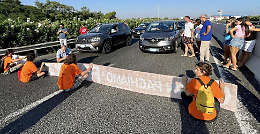 Giovani di "Ultima Generazione" bloccano la Statale 16 in Puglia contro il Governo che non fa nulla per le speculazioni climatiche
