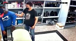 Foggia, un senegalese aggredisce e tenta di rubare a un cinese che lo chiude dentro il negozio 