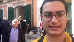Tanti ragazzi e gente comune ad abbracciare Vincenzo, il maresciallo dei carabinieri ucciso a Cagnano Varano
