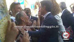 Conte a Foggia, la gente piange e impreca: «Non mollare, presidente, non mollare»
