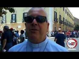 Checchinato, vescovo di S. Severo con i "berretti rossi": «I braccianti non fanno la pacchia, lavorano per noi»