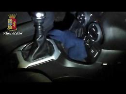 Le immagini del blitz della polizia all'interno del deposito di auto rubate