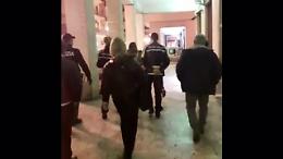Tensione in Via Dante, abbandona i cani sul terrazzo: uno si lancia nel vuoto