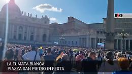 Ovazione a San Pietro per la fumata bianca del conclave, il mondo ha un nuovo Papa