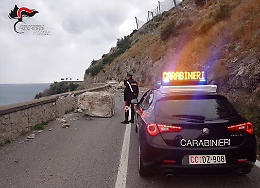 Frana a Maratea in località Castrocucco: massi occupano la Statale 18