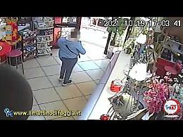 Entra in un bar di Foggia e chiede: «Dove sta il titolare? Lo devo sparare»