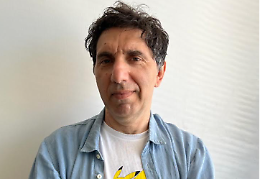 Con Lorenzo Trigiani è “Divieto di balneazione” per chi non naviga la vita con poesia