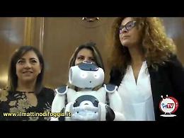 «Baci, baci, baci» da Nao, il robottino che aiuta i bambini in difficoltà