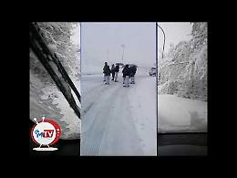 La troppa neve blocca i pullman per la Fiat di Melfi, gli operari se la fanno a piedi