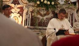 Il frate hitec che celebra Messa con l'Ipad