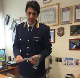 Litigano per una vespa e lui lo prende a colpi d'ascia: arrestato