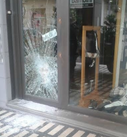 Piazza Giordano, tentativo di spaccata sventato dall'arrivo di un motociclista