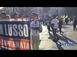 "Il Gino Lisa deve volare". Il video del corteo di protesta