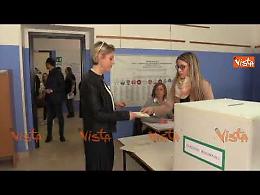 Elezioni, il candidato pentastellato Mattia ha votato al seggio di Vaglio