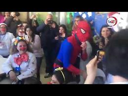 I Supereroi arrivano agli Ospedali Riuniti: doni e sorrisi per i piccoli pazienti 