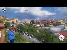 Cori da stadio per Sergio Mattarella che atterra ad Ariano Irpino