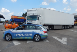 Ruba 789 colli di carne, da 150mila euro, per rivenderli: arrestato dalla Polizia al casello autostradale di Foggia
