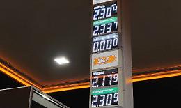 Prezzi record per benzina e diesel, il governo corre ai ripari: ipotesi riduzione delle accise