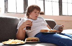 Più grassi, meno sazi di salute: l'allarme per bambini e giovani malnutriti a profitto