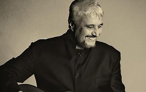 Certe morti si attraversano solo cantando. Come quella di Pino