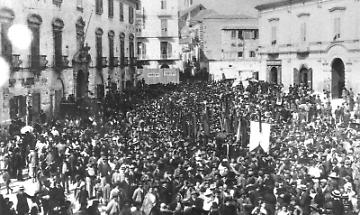 Oggi, 18 aprile 1905, 5 morti a Foggia per lo sciopero dei ferrovieri. Sempre oggi, nel 1948, alle prime elezioni parlamentari vincono i democristiani