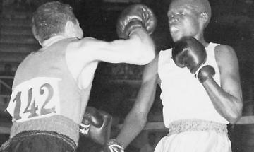 Colpo basso al mondo della boxe: muore Paolo Curcetti, il campione che port&ograve; Foggia sul ring del mondo