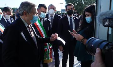 Draghi, il virile del green pass: a Bari meglio dell'Istituto Luce