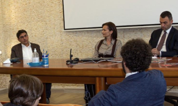Isso (Emiliano), essa (la sua candidata contro il Pd a Manfredonia) e o malamente (il candidato del Pd) nel folle manicomio di Manfredonia