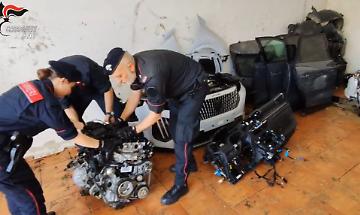 A Cerignola auto cannibalizzate con tanto di catalogo per i pezzi di ricambio