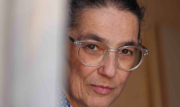 Anna Segre, «Onora la figlia»: un libro sulla violenza sottaciuta, l’infanzia, il legame materno, la condizione femminile. Da venerdì 26 in tutte le librerie