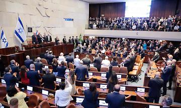 Trump contestato nel Parlamento di Israele con cartelli "genocidio": i deputati sono stati allontanati