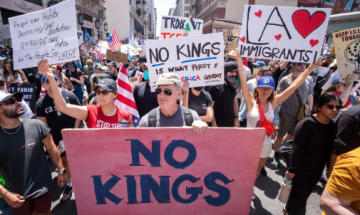 In America 2.500 marce contro Trump: «Non vogliamo un re»