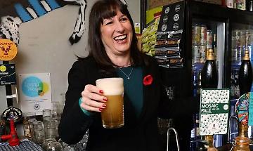 Pinte amare per Rachel Reeves: la cancelliera britannica bandita dal suo pub per aver aumentato le tasse