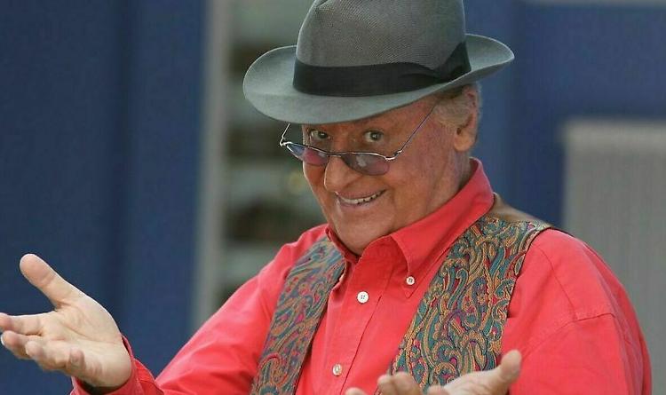 'Mettetevi comodi", parla Renzo Arbore